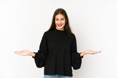 Beyaz arka planda izole edilmiş beyaz bir kadın hoş bir ifade sergiliyor..