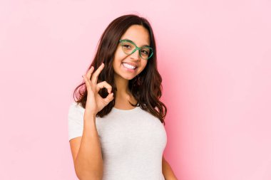 Genç, Latin kökenli, neşeli ve kendinden emin bir kadın..