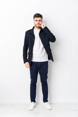 Tam vücut Kafkasyalı genç adam parmakları dudaklarında bir sır saklıyor..