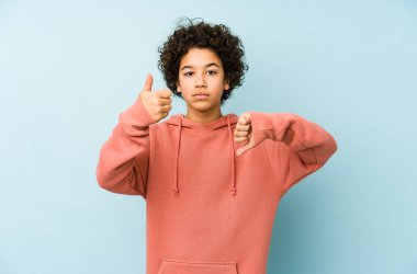 Afro-Amerikalı küçük çocuk kendini izole edip baş parmağını kaldırıyor, zor seçim konsepti.