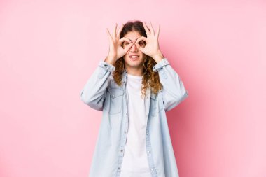 Uzun saçlı adam yalnız poz veriyor. Gözlerinde işaret var.