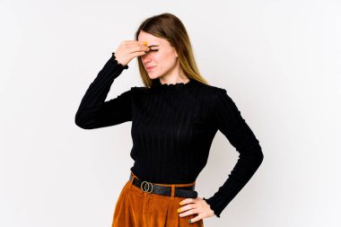 Beyaz arka planda izole edilmiş beyaz bir kadın baş ağrısı çekiyor, yüzüne dokunuyor..