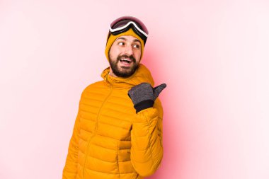 Genç kayakçı, başparmak uzakta, gülen ve kaygısız noktaları izole eder..