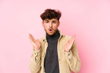 Arka planda poz veren genç bir Arap şaşırmış ve şok olmuştu..