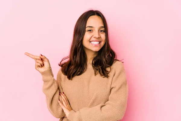 Joven Mujer Hispana Raza Mixta Aislada Sonriendo Alegremente Señalando Con — Foto de Stock