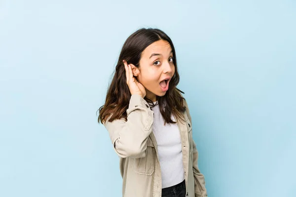 Mujer Hispana Joven Raza Mixta Aislada Tratando Escuchar Chisme —  Fotos de Stock