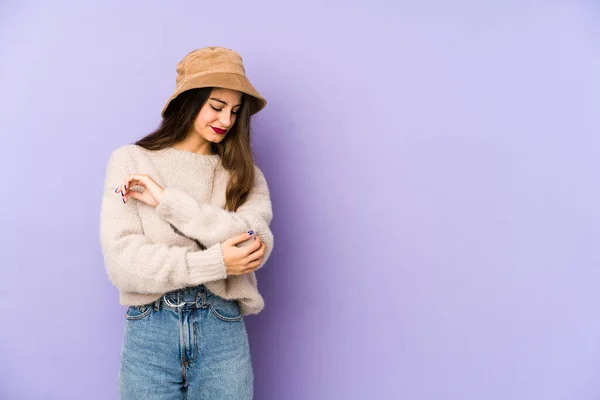 Mujer Joven Caucásica Aislada Sobre Fondo Púrpura Masajeando Codo Sufriendo — Foto de Stock