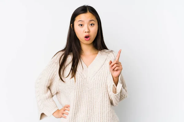 Jonge Chinese Vrouw Geïsoleerd Met Een Idee Inspiratie Concept — Stockfoto