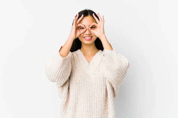 Mladý Číňan Žena Izolovaný Ukazující Pořádku Znamení Přes Oči — Stock fotografie