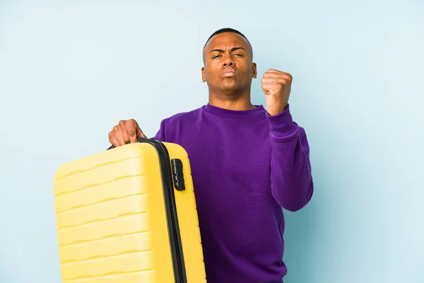 Jeune Voyageur Tenant Une Valise Isolée Montrant Poing Caméra Expression — Photo