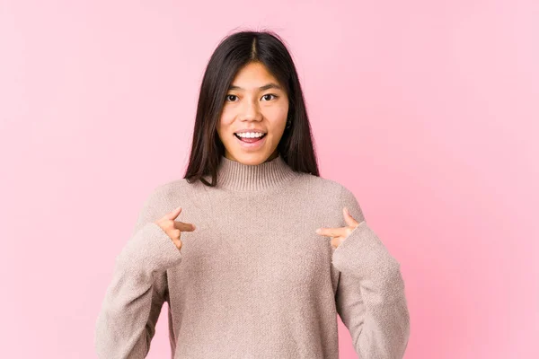 Joven Mujer China Posando Aislado Sorprendido Señalándose Mismo Sonriendo Ampliamente —  Fotos de Stock