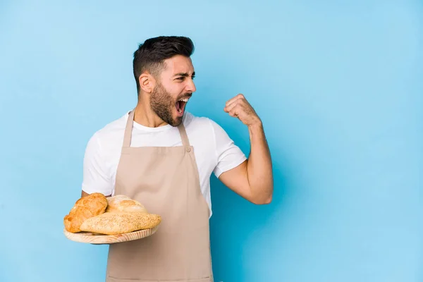 Junger Gutaussehender Bäcker Hebt Nach Sieg Vereinzelt Die Faust Siegerkonzept — Stockfoto