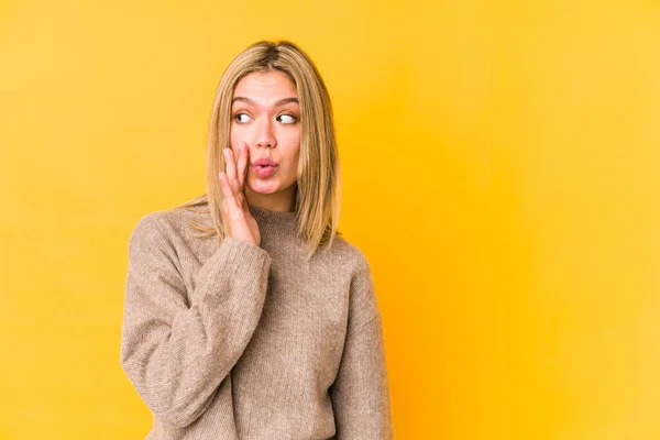 Joven Rubia Caucásica Aislada Sobre Fondo Amarillo Está Diciendo Una —  Fotos de Stock