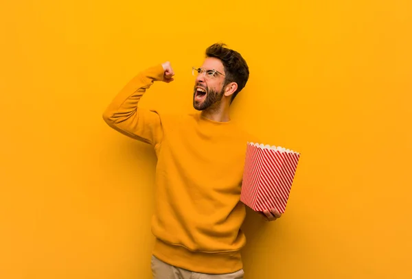 Young Man Holding Popcorns Who Does Surrender — Stock Photo, Image