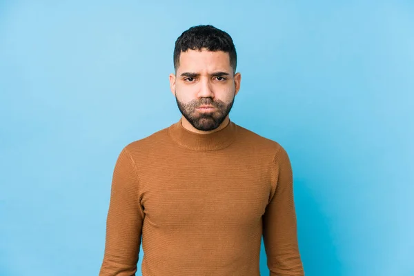 Mladý Latinský Muž Modrém Pozadí Izolované Rány Tvářích Unavený Výraz — Stock fotografie