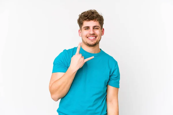 Jong Blond Krullend Haar Kaukasische Man Geïsoleerd Tonen Rock Gebaar — Stockfoto