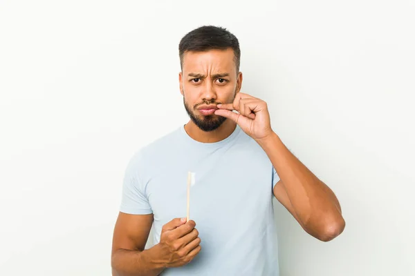 Jovem Sul Asiático Homem Segurando Uma Escova Dentes Com Dedos — Fotografia de Stock