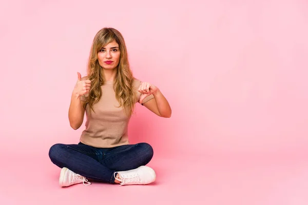 Ung Blond Kaukasisk Kvinna Sitter Rosa Studio Visar Tummen Upp — Stockfoto