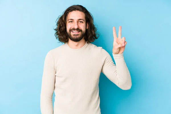 Giovane Uomo Capelli Lunghi Isolato Uno Sfondo Blu Che Mostra — Foto Stock