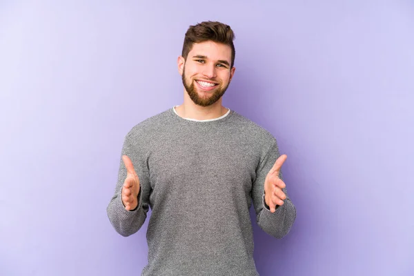 Giovane Uomo Caucasico Isolato Sfondo Viola Che Tiene Qualcosa Con — Foto Stock