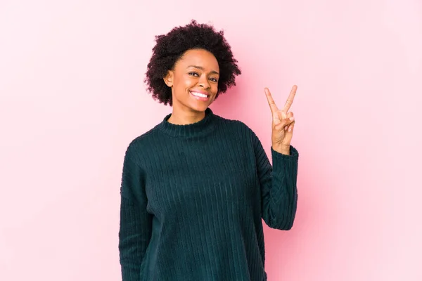 Mulher Afro Americana Meia Idade Contra Fundo Rosa Isolado Mostrando — Fotografia de Stock