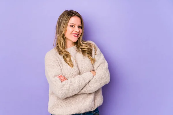 Mulher Branca Jovem Isolado Fundo Roxo Que Sente Confiante Cruzando — Fotografia de Stock