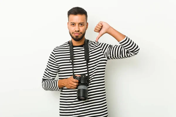 Joven Fotógrafo Sudasiático Mostrando Gesto Aversión Pulgares Hacia Abajo Concepto —  Fotos de Stock