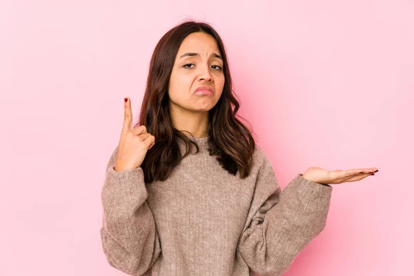 Ung Blandad Ras Latinamerikansk Kvinna Isolerad Innehav Och Visar Produkt — Stockfoto