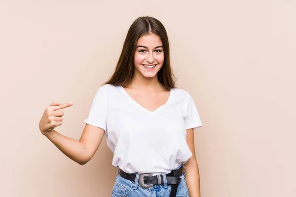 Mujer Caucásica Joven Posando Aislado Persona Señalando Mano Espacio Copia — Foto de Stock