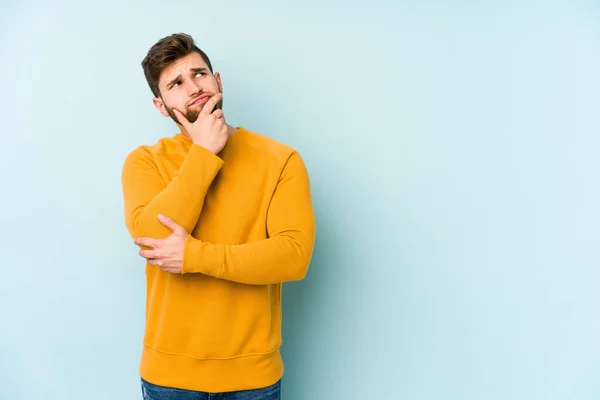 Young Caucasian Man Isolated Blue Background Thinking Looking Being Reflective — Stock Photo, Image