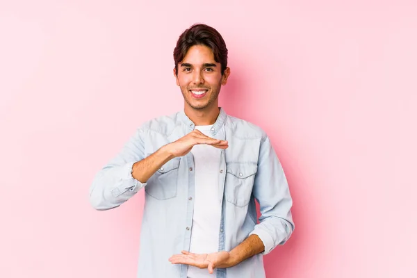 Junge Kaukasische Mann Posiert Einem Rosa Hintergrund Isoliert Hält Etwas — Stockfoto