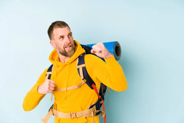 Senior Caminhante Homem Isolado Fundo Azul Levantando Punho Após Uma — Fotografia de Stock