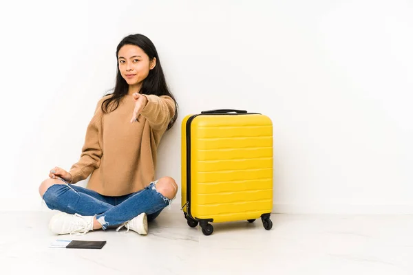 Joven Viajera China Sentada Suelo Con Una Maleta Aislada Estirando — Foto de Stock