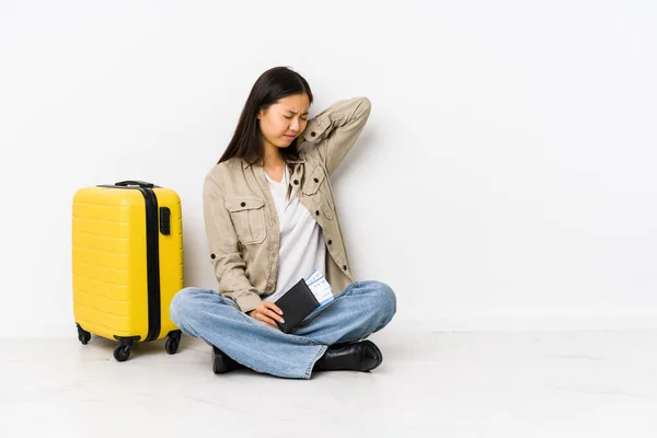 若いです中国の旅行者女性座っている搭乗券を保持することにより首の痛みを苦しみます鎮静ライフスタイル — ストック写真
