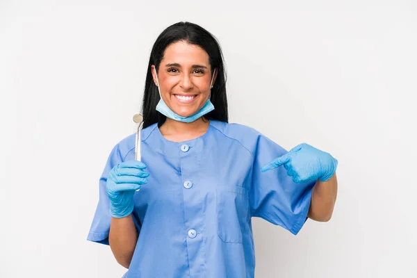 Mujer Dentista Aislada Sobre Fondo Blanco Persona Señalando Mano Espacio —  Fotos de Stock