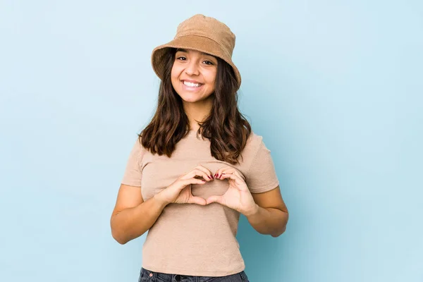 Joven Mujer Hispana Raza Mixta Aislada Sonriendo Mostrando Una Forma — Foto de Stock