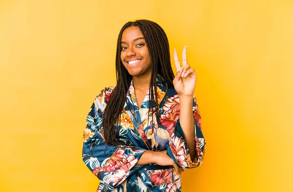 Asyalı Pijama Giyen Genç Afrikalı Amerikalı Kadın Iki Numarayı Parmaklarıyla — Stok fotoğraf