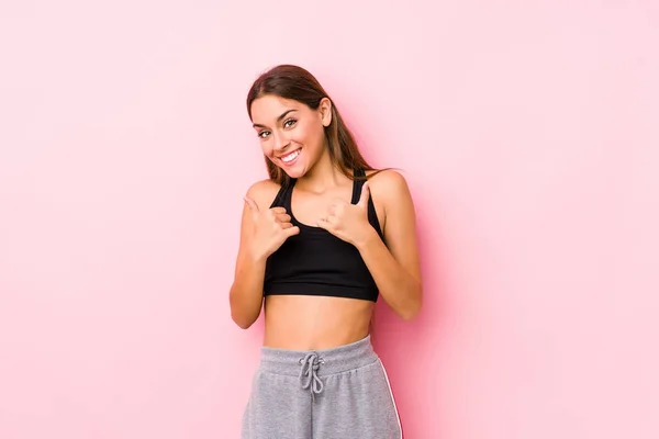 Joven Mujer Atlética Caucásica Posando Fondo Rosa Levantando Ambos Pulgares — Foto de Stock