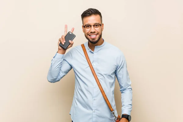 Jovem Misto Raça Asiática Homem Negócios Segurando Telefone Mostrando Sinal — Fotografia de Stock