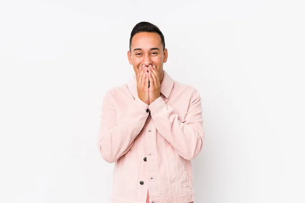 Junger Lateinischer Mann Posiert Isoliert Lachend Über Etwas Und Bedeckt — Stockfoto