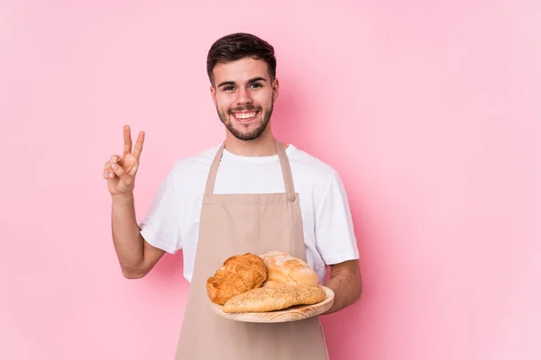 Junger Kaukasischer Bäcker Isoliert Zeigt Nummer Zwei Mit Fingern — Stockfoto