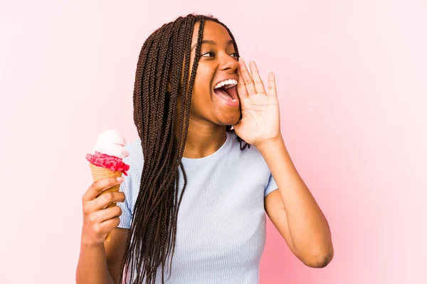 Mladá Africká Americká Žena Drží Zmrzlinu Izolované Křik Držení Dlaně — Stock fotografie