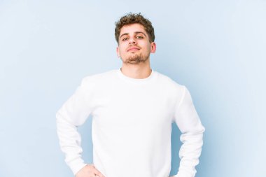 Sarışın, kıvırcık saçlı, beyaz tenli, izole edilmiş, kendine güveni olan, kalçasında gezen bir adam..