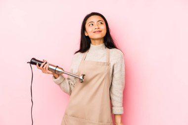 Karıştırıcı tutan genç Çinli kadın şaşırdı ve şok oldu..