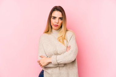 Soyutlanmış orta yaşlı bir kadın kameraya alaycı bir ifadeyle bakıyor..