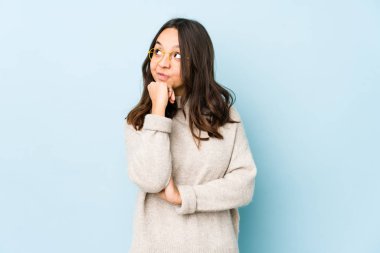 Genç, Latin kökenli, izole edilmiş bir kadın. Rahatlamış, fotokopi odasına bakan bir şey düşünüyor..