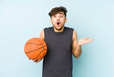 Basketbol oynayan genç bir Arap şaşırmış ve şok olmuştu..