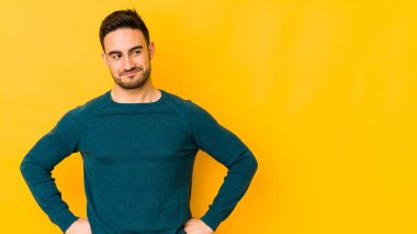 Kafkasyalı genç adam sarı fırında izole edilmiş amaçlarına ve amaçlarına ulaşmayı hayal ediyor.