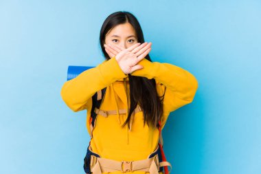 Genç Çinli sırt çantalı kadın, kendini izole edip inkar ediyor.