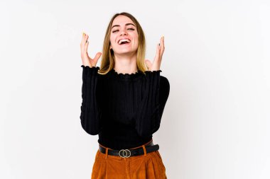 Beyaz arka planda izole genç beyaz kadın yüksek sesle gülüyor elini göğsüne koyuyor..